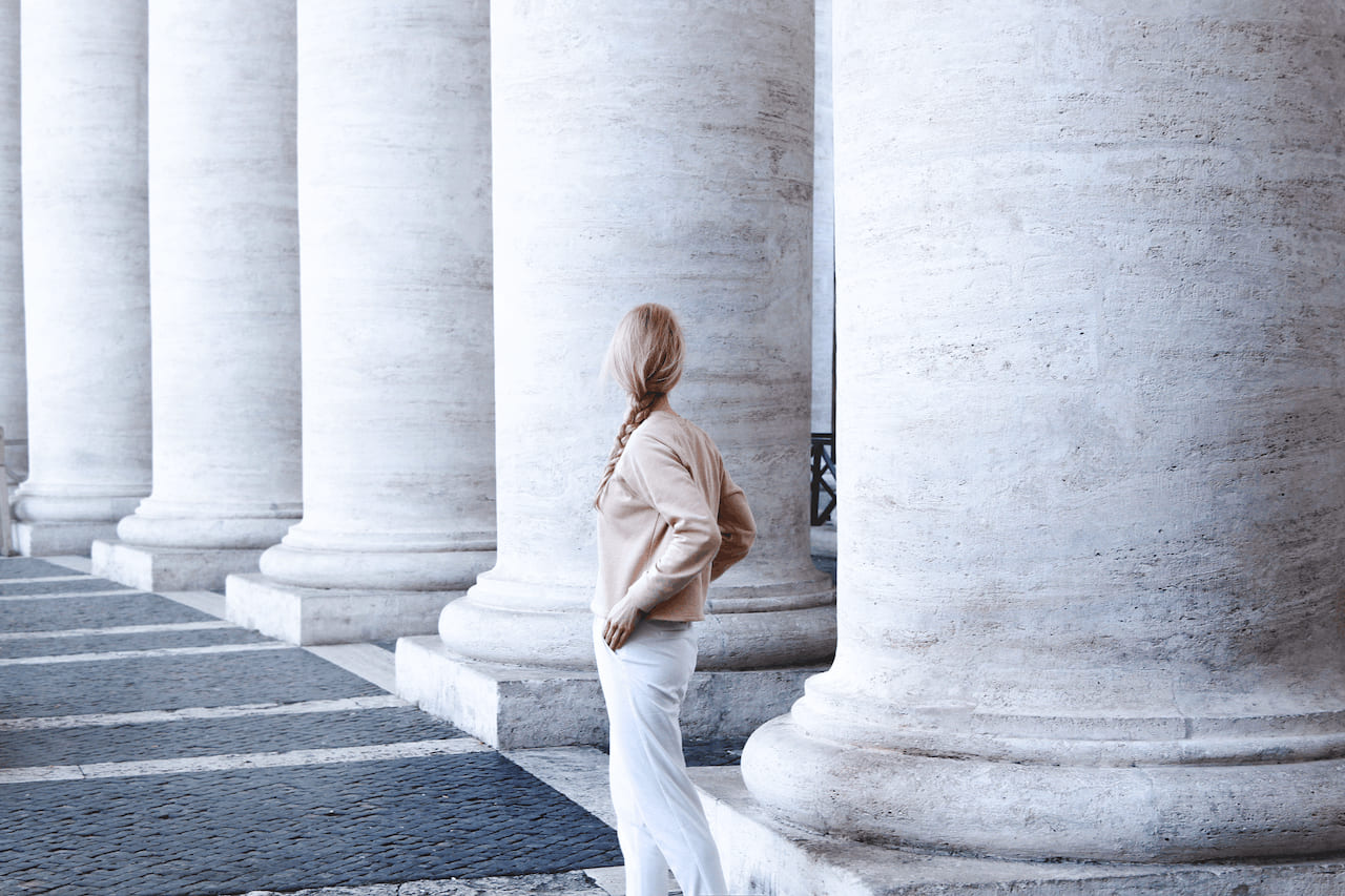 Cover picture: person symbolically stands in front of the 7 pillars of resilience