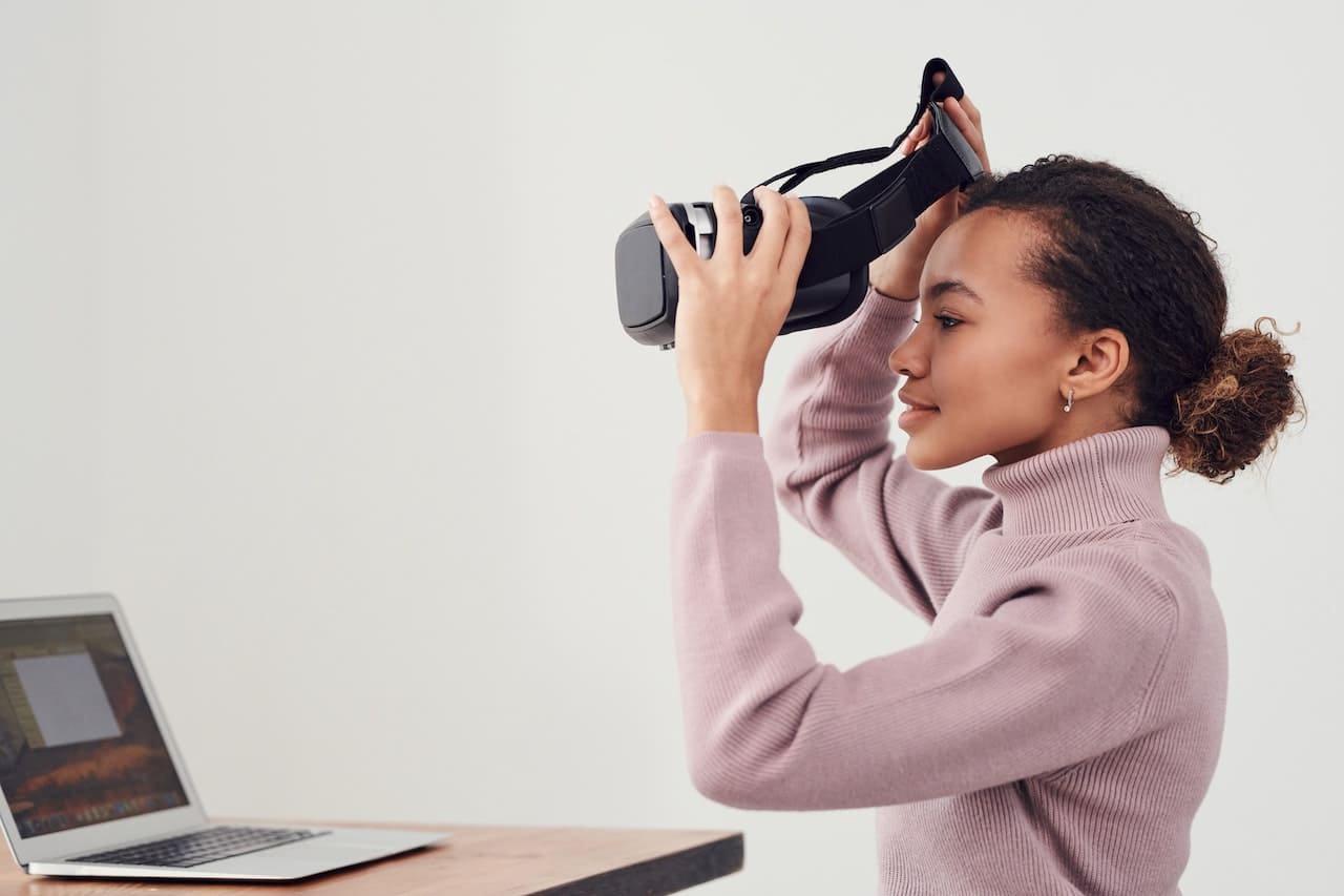 Cover picture: Person makes exposure therapy with VR glasses